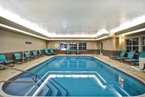 比弗克里克万豪顿比弗克里克公寓式旅馆的游泳池位于酒店房间,周围设有椅子