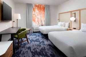 丹佛Fairfield Inn & Suites by Marriott Denver Tech Center North的酒店客房配有两张床和一张书桌
