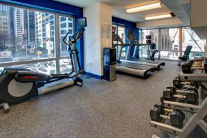 纽约纽约曼哈顿/金融区菲尔德客栈万豪酒店的健身房设有跑步机和椭圆机
