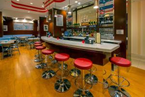 纽约纽约曼哈顿/金融区菲尔德客栈万豪酒店的餐厅内带红色凳子的酒吧