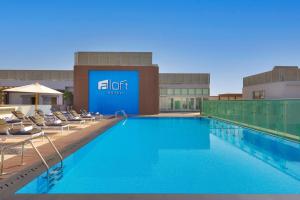 迪拜Aloft Dubai Airport的阁楼酒店游泳池的图片