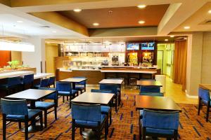 米德尔堡海茨克利夫兰机场南庭院酒店的一间带桌椅的餐厅和一间酒吧