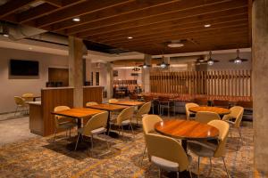 弗利TownePlace Suites by Marriott Foley at OWA的用餐室配有木桌和椅子