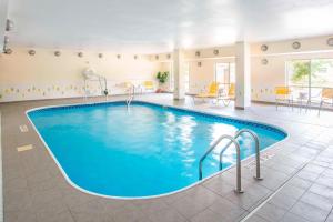 森特维尔代顿南万豪费尔菲尔德套房酒店的蓝色水的酒店客房的游泳池