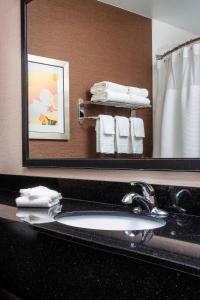 森特维尔代顿南万豪费尔菲尔德套房酒店的浴室配有盥洗盆、镜子和毛巾