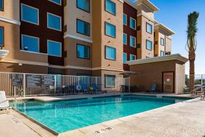 拉斯维加斯Residence Inn Las Vegas South/Henderson的公寓大楼前的游泳池
