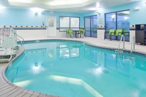 威奇托Springhill Suites by Marriott Wichita East At Plazzio的蓝色的大游泳池,位于酒店客房内