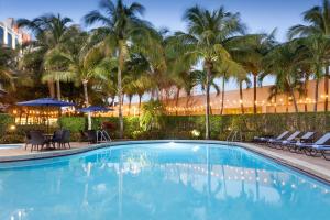 西棕榈滩西棕榈滩万豪酒店 的棕榈树酒店的一个游泳池
