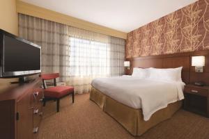 索尔兹伯里索尔兹伯里万怡酒店的配有一张床和一台平面电视的酒店客房