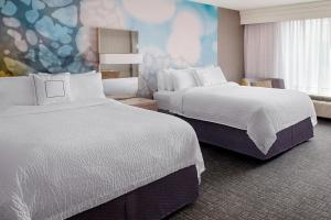 夏洛特万怡夏洛特市中心酒店的酒店客房带两张床和壁画