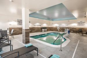 佛罗伦萨佛罗伦萨万豪费尔菲尔德客栈 - 20号州际公路的酒店客房中间的游泳池