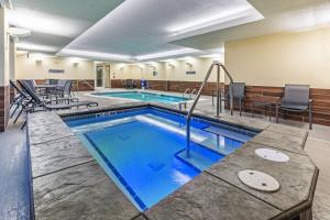 阿伯丁Fairfield by Marriott Inn & Suites Aberdeen, SD的酒店客房中间的游泳池