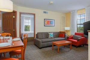 大学城TownePlace Suites by Marriott College Station的客厅配有沙发和桌子