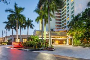 劳德代尔堡Fort Lauderdale Marriott North的街道前方有棕榈树的建筑