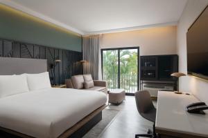 圣多明各圣多明各万怡酒店的酒店客房设有床和客厅。