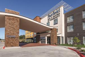 肖尼Fairfield Inn & Suites by Marriott Kansas City Shawnee的建筑前方有标志的酒店