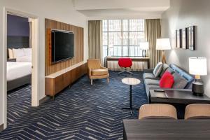 剑桥波士顿剑桥万豪原住客栈的酒店客房设有床和客厅。