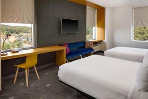 教堂山雅乐轩教堂山酒店的酒店客房配有一张床、一张书桌、一张床和一张书桌。