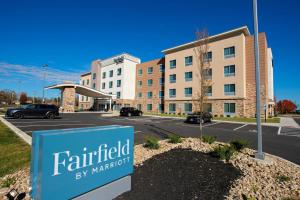 Murlin HeightsFairfield Inn & Suites by Marriott Dayton North的停车场前的标志