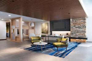 Murlin HeightsFairfield Inn & Suites by Marriott Dayton North的客厅配有两把椅子和一张桌子