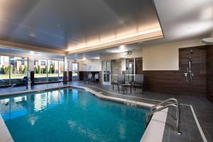 Murlin HeightsFairfield Inn & Suites by Marriott Dayton North的在酒店房间的一个大型游泳池