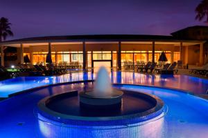 柳奇马约尔Marriott’s Club Son Antem的一座建筑前的游泳池,喷泉
