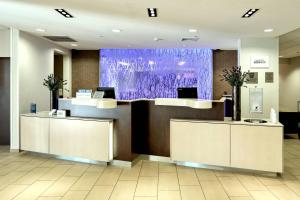 新坎伯兰哈里斯堡西/新坎普兰费尔菲尔德万豪套房酒店的大堂设有2个前台和紫色屏幕
