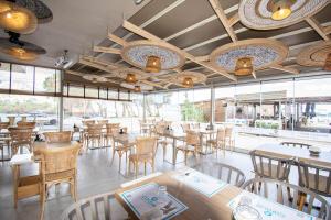 阿默达拉-伊拉克利翁Yianna Caravel "by Checkin"的餐厅设有桌椅和窗户。