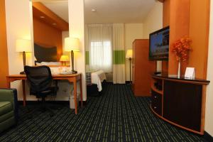 法戈法戈费尔菲尔德套房客栈的酒店客房配有书桌和电视。