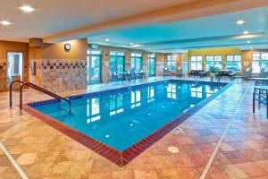 普利茅斯明尼阿波利斯普利茅斯原住客栈的在酒店房间的一个大型游泳池