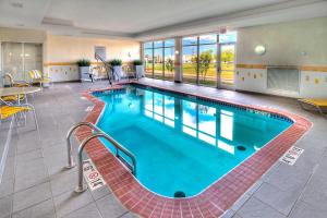 育空俄克拉荷马市育空费尔菲尔德套房酒店的酒店游泳池设有桌椅