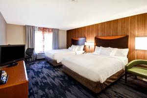 北普拉特万豪北普拉特菲尔费尔德酒店及套房的酒店客房设有两张床和一台平面电视。