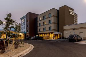 比尤特Fairfield Inn & Suites by Marriott Butte的停车场酒店 ⁇ 染