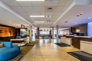 比尤特Fairfield Inn & Suites by Marriott Butte的一个带蓝色沙发的办公室大堂和一间酒吧