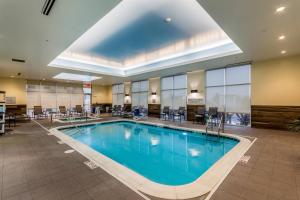 比尤特Fairfield Inn & Suites by Marriott Butte的酒店大堂的大型游泳池