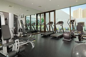 迪拜Element Me'aisam, Dubai的带有氧器材的健身房,位于带窗户的大楼内