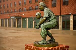 阿伯丁阿伯丁瑞普肯体育场原住客栈的手 ⁇ 棒球运动员的雕像