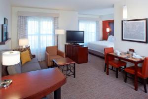 克利尔沃特克利尔沃特市区万豪酒店的酒店客房设有床和客厅。