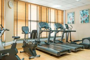 迪拜艾美航道酒店的带有氧器材的健身房,位于带窗户的房间内
