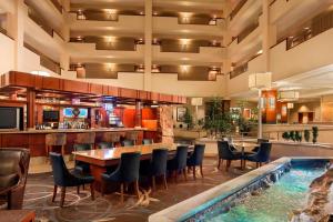 苏福尔斯苏克斯瀑布喜来登酒店&会展中心的设有一个游泳池和一个酒吧的酒店
