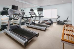 西沃威克华威普罗维登斯西春季山丘套房酒店的健身房设有跑步机和椭圆机