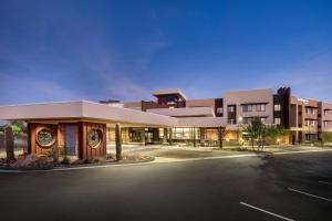斯科茨Residence Inn by Marriott Scottsdale Salt River的医院前的一个空停车位