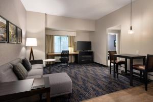 斯科茨Residence Inn by Marriott Scottsdale Salt River的酒店客房设有沙发、桌子和书桌