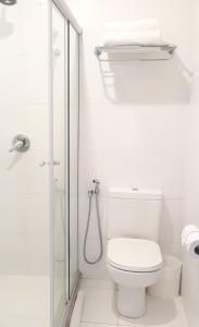 圣安东尼奥-迪热苏斯Pena Branca Hotel e Eventos的白色的浴室设有卫生间和淋浴。