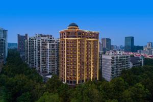 杭州杭州西湖区万枫酒店­­的一座高大的建筑,城市里灯火通明