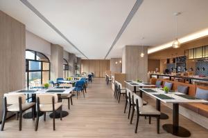 杭州杭州西湖区万枫酒店­­的一间带桌椅的餐厅和一间酒吧