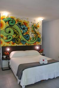 莫罗圣保罗涂鸦别墅旅馆的一间卧室配有一张壁画床