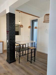 布宜诺斯艾利斯Gorgeous apartment San Telmo up to 6 people的一间设有桌子和黑色砖柱的用餐室