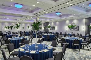 卡迪夫万豪加的夫度假酒店的一个带蓝色桌椅的大型宴会厅