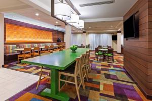 奥斯汀奥斯汀西北/域区费尔菲尔德万豪套房酒店的一间带绿色桌椅的用餐室